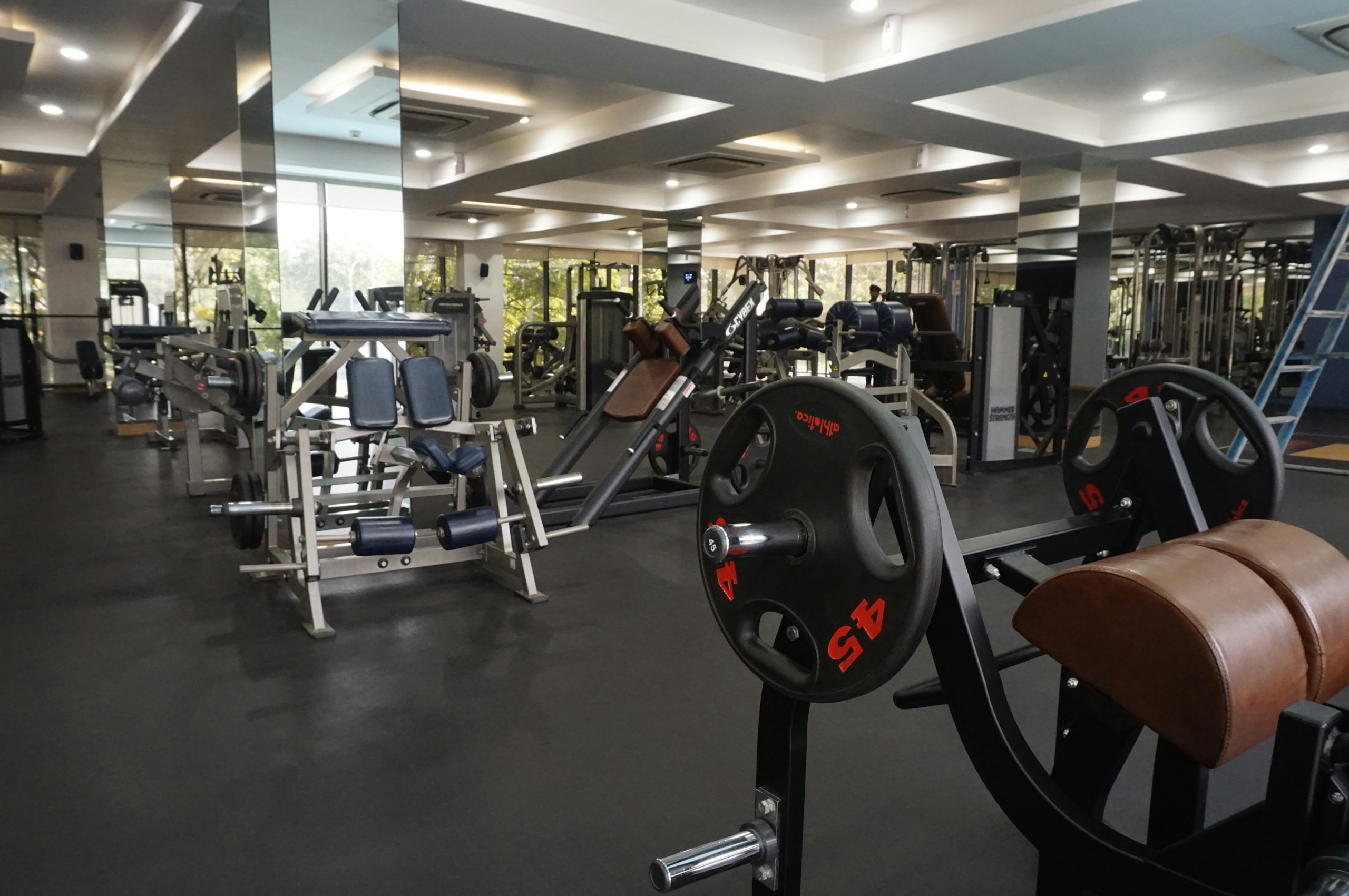 Caucho reciclado en gimnasio Pavimento de caucho reciclado en un gimnasio comercial