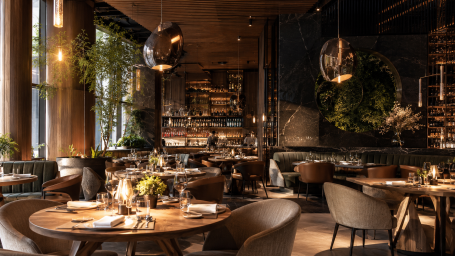 Interiorismo de restaurante moderno de lujo Interiorismo de restaurante moderno de lujo con iluminación cálida, madera, piedra natural y vegetación integrada.