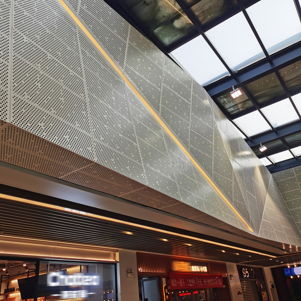 Aluminio perforado en centro comercial Panel de aluminio perforado en el techo de un centro comercial