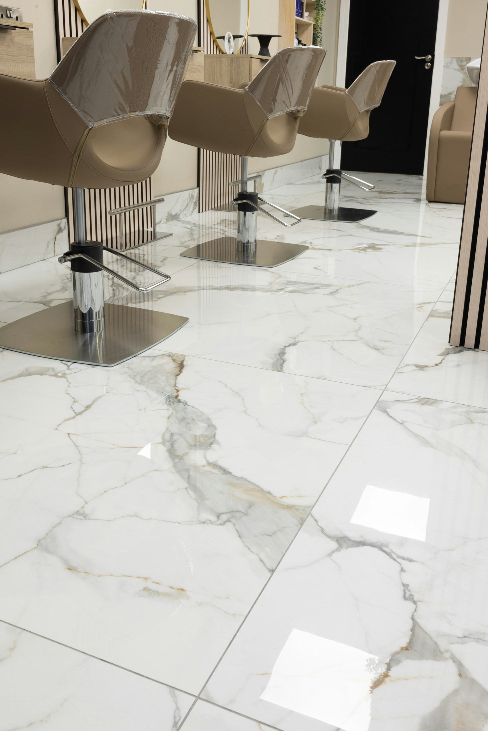Porcelánico efecto mármol Pavimento porcelánico efecto mármol en un espacio comercial