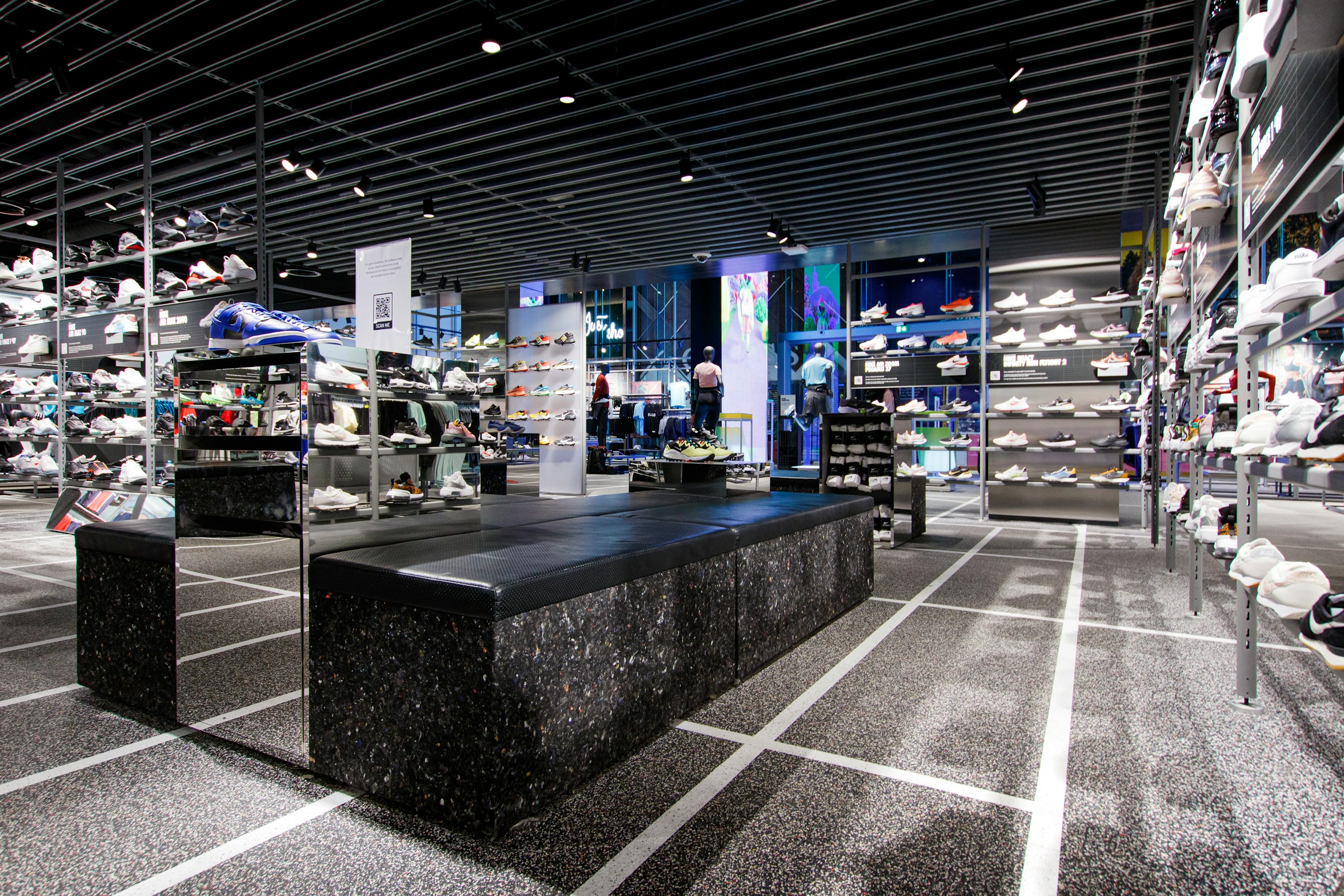 Gres porcelánico en tienda Gres porcelánico oscuro en una tienda comercial