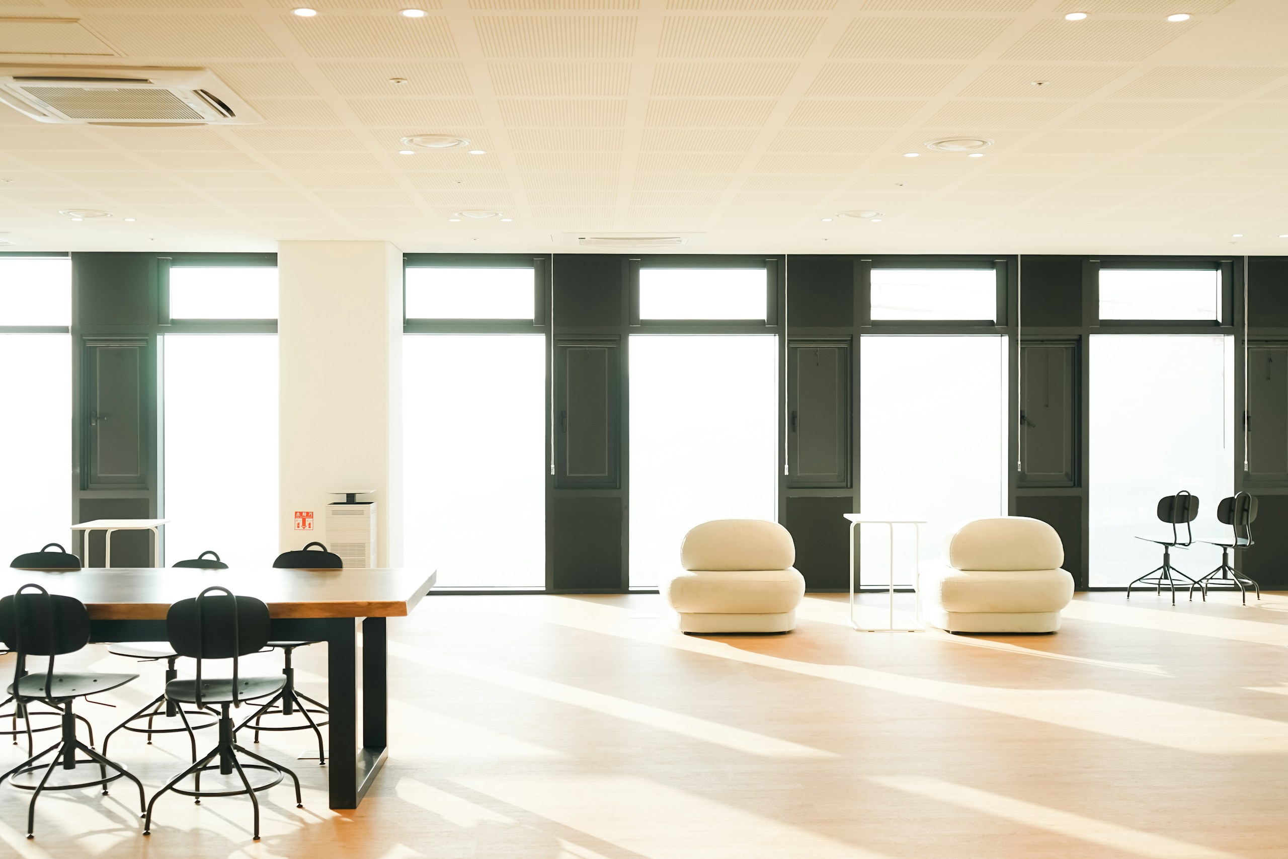Laminado HPL en oficina Laminado HPL claro en una oficina comercial