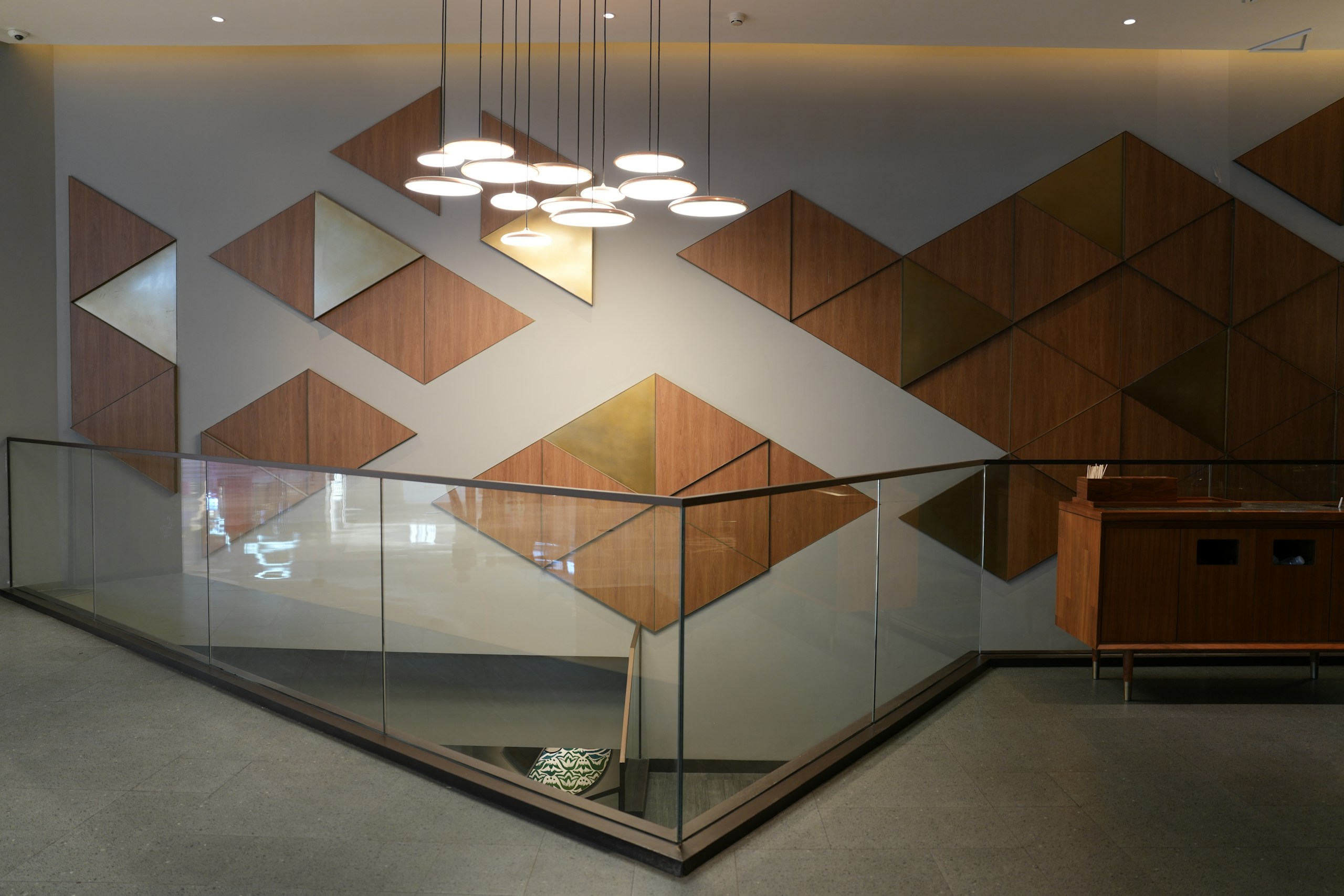 Laminado HPL decorativo Laminado HPL decorativo en una escalera comercial